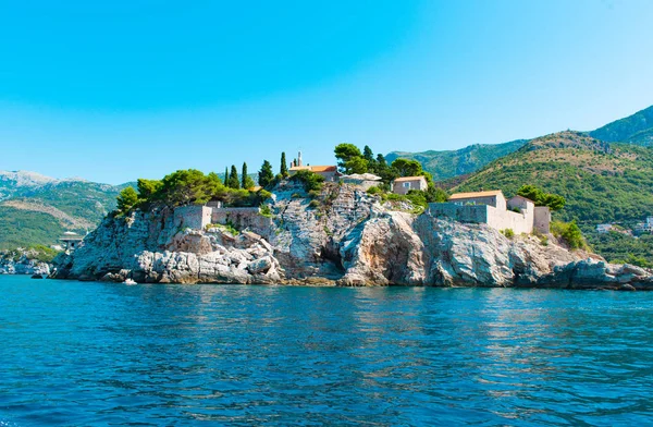 Wunderschöne Landschaft an einem sonnigen Tag an der Küste Montenegros — Stockfoto