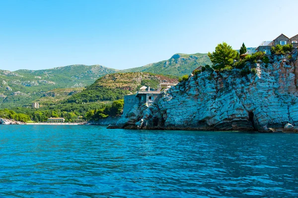 Гарний краєвид на сонячний день узбережжя Чорногорії — стокове фото