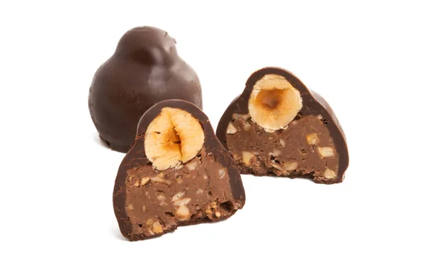 Chocolade snoepjes met geïsoleerde noten — Stockfoto