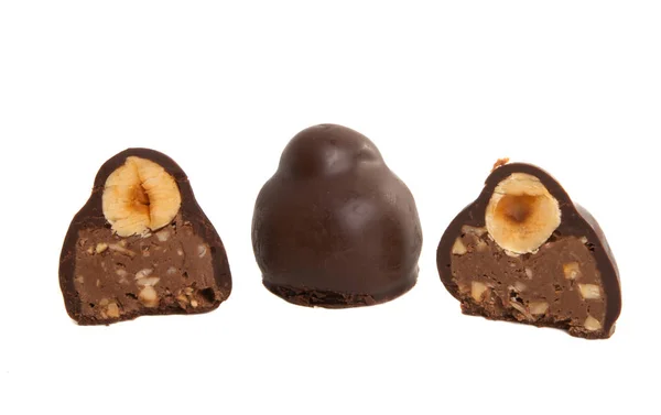 Caramelle al cioccolato con noci isolate — Foto Stock