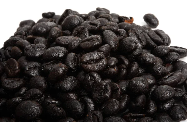 Выделенные зерна черного кофе — стоковое фото