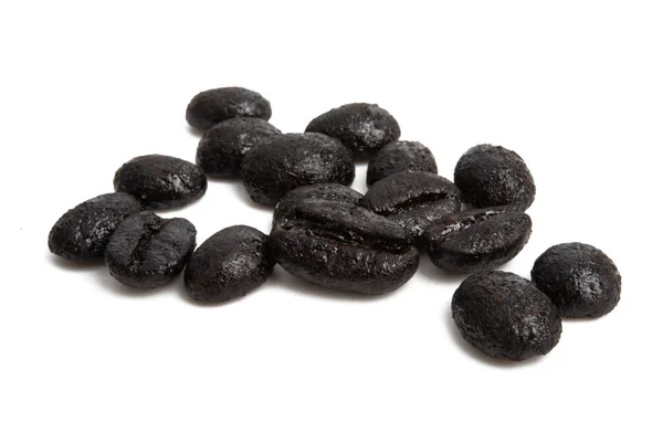 Grains de café noir isolés — Photo