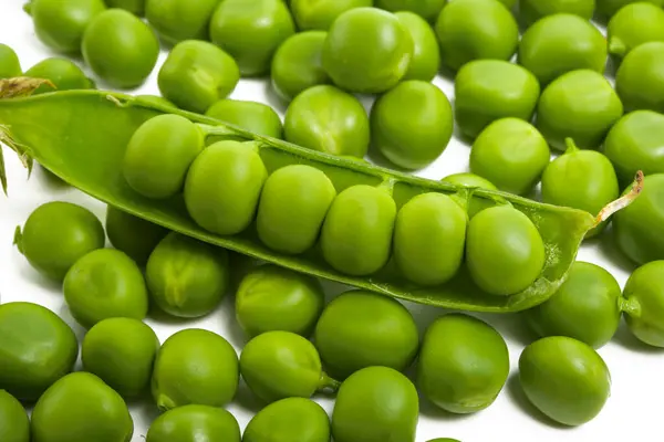 Зелений горошок, ізольовані — стокове фото