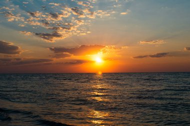 Deniz manzaralı günbatımı