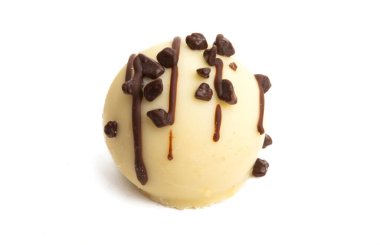 Beyaz arka planda izole çikolatalı trüf.