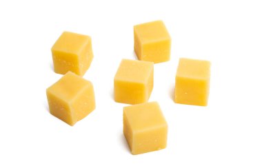 Beyaz arkaplanda izole peynir kareleri