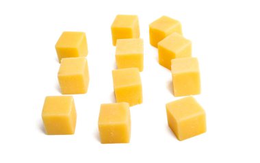 Beyaz arkaplanda izole peynir kareleri