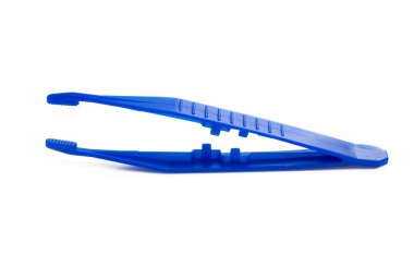 Beyaz arkaplanda izole edilmiş plastik cımbızlar