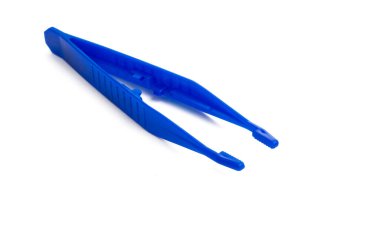 Beyaz arkaplanda izole edilmiş plastik cımbızlar