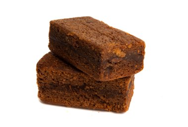 Beyaz arka planda izole edilmiş çikolatalı kek.