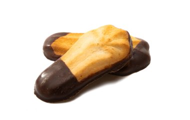 Beyaz arka planda çikolatalı kurabiyeler