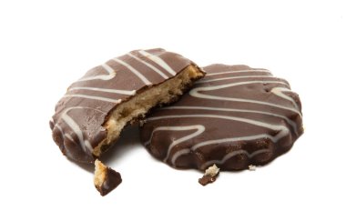 Beyaz arka planda çikolatalı kurabiyeler