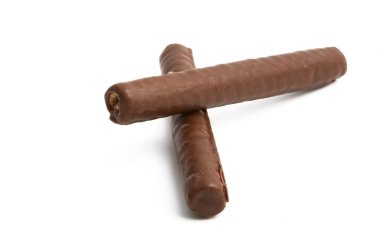 Çikolata ruloları beyaz arkaplanda izole