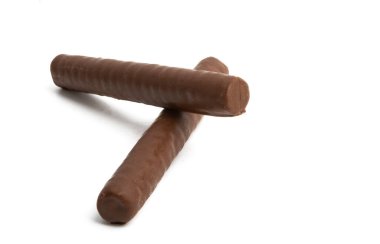 Çikolata ruloları beyaz arkaplanda izole