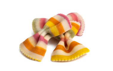 Beyaz bir arka plan üzerinde izole makarna çeşitleri.