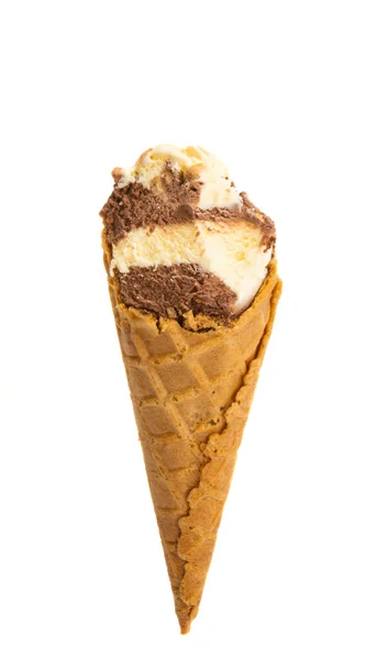 在白色背景下隔离的华夫饼杯中的冰淇淋 — 图库照片