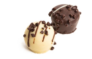 Beyaz arka planda izole çikolatalı trüf.