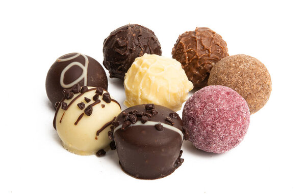 шоколадные трюфели на белом фоне