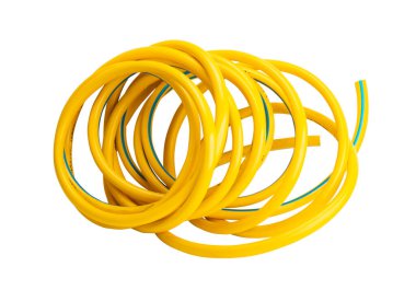 Beyaz zemin üzerinde sarı sulama hortumu izole
