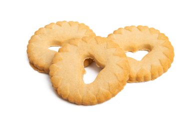 beyaz arkaplanda izole edilmiş kalpleri olan çerez