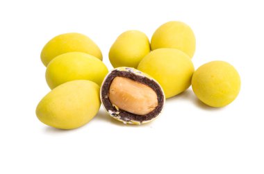 Beyaz arka planda izole edilmiş çikolatalı fıstıklar.