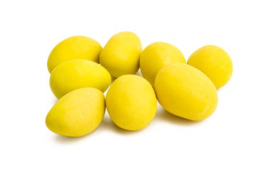 Beyaz arka planda izole edilmiş çikolatalı fıstıklar.