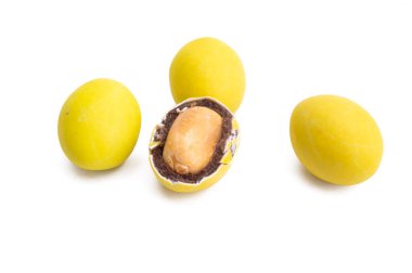 Beyaz arka planda izole edilmiş çikolatalı fıstıklar.