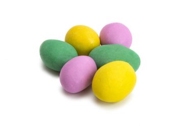 Beyaz arka planda izole edilmiş çikolatalı fıstıklar.