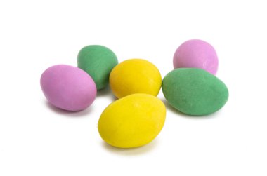 Beyaz arka planda izole edilmiş çikolatalı fıstıklar.