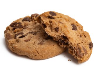 Beyaz arka planda izole edilmiş çikolata damlalı kurabiyeler