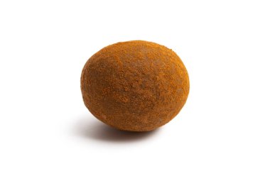 Beyaz arka planda fındıklı trüf mantarları