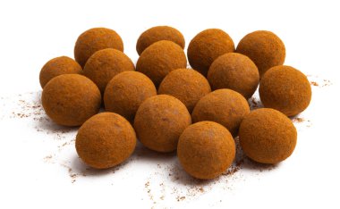 Beyaz arka planda fındıklı trüf mantarları