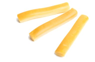 Beyaz arka planda izole edilmiş füme peynir