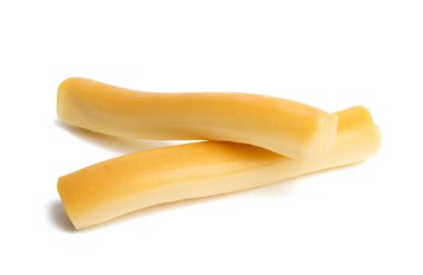 Beyaz arka planda izole edilmiş füme peynir