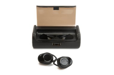 Bluetooth kulaklıklar beyaz arkaplanda izole