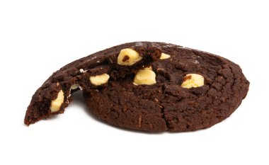 Beyaz arka planda beyaz çikolatalı çikolatalı kurabiyeler.