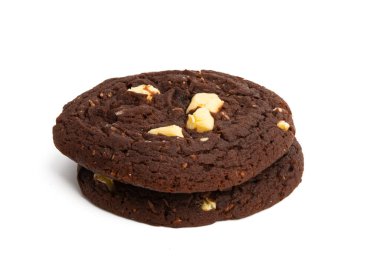 Beyaz arka planda beyaz çikolatalı çikolatalı kurabiyeler.