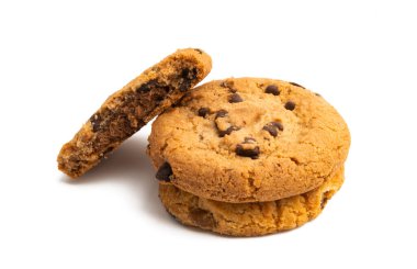 Beyaz arka planda izole edilmiş çikolata damlalı kurabiyeler