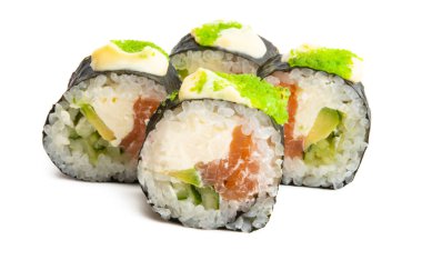 Somon balıklı suşi beyaz arka planda izole edildi