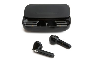 Bluetooth kulaklıklar beyaz arkaplanda izole