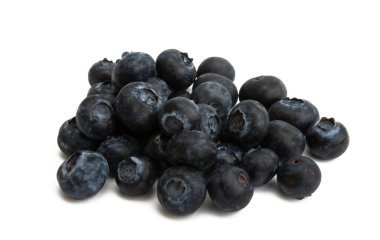 beyaz arkaplanda yaban mersini izole