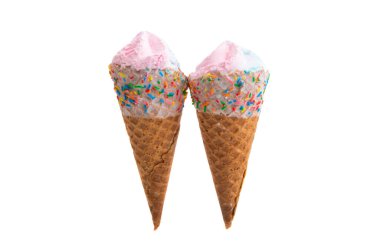 Beyaz arka planda izole edilmiş waffle bardağındaki dondurma.