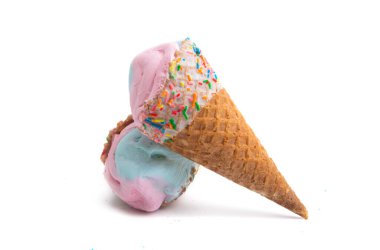 Beyaz arka planda izole edilmiş waffle bardağındaki dondurma.