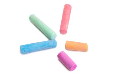 Beyaz arkaplanda izole edilmiş renkli boya kalemleri