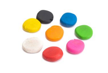 beyaz arkaplanda izole edilmiş renkli plastikler