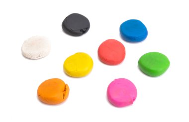 beyaz arkaplanda izole edilmiş renkli plastikler