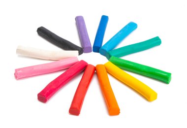 beyaz arkaplanda izole edilmiş renkli plastikler