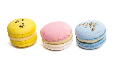 badem kurabiyesi beyaz arkaplanda izole edilmiş