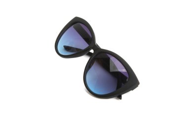 Beyaz arkaplanda izole edilmiş güneş gözlükleri