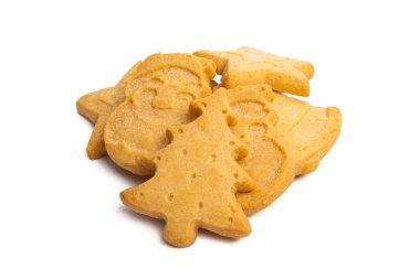 Beyaz arka planda izole edilmiş tereyağlı Noel kurabiyeleri.